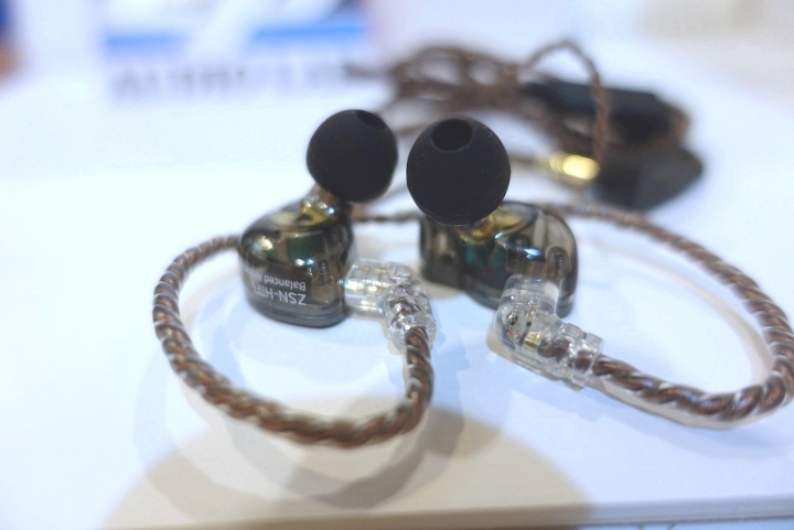 外觀、音質與價格的完美平衡!KZ ZSN圈鐵耳機開箱