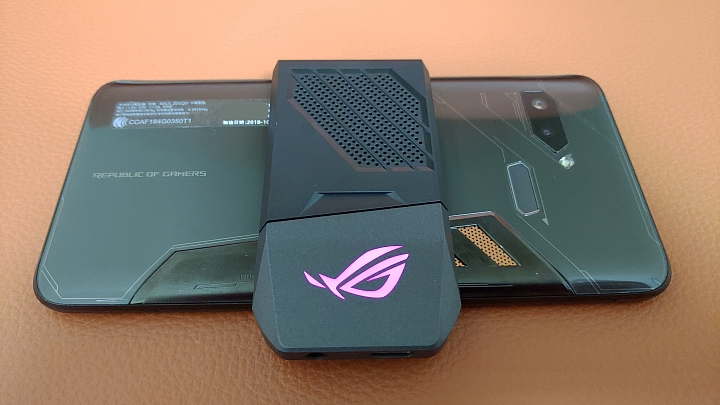 128GB版的ROG Phone 爽玩吃雞