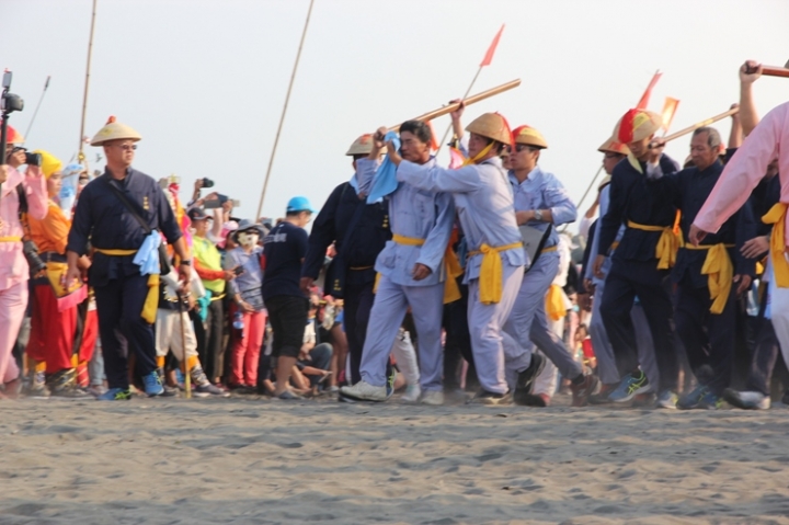 「一生中一定要參與一次的台灣傳統文化祭典」戊戌正科東港迎王騎記