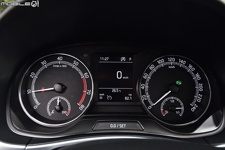 Skoda Fabia 1.0 TSI小改款,儀錶板維持先前雙圓儀錶搭配中央行車資訊幕顯示,透過方向盤右側按鍵便可切換顯示內容或進入選單設定畫面。 Skoda Fabia 1.0 TSI小改款,儀錶板維持先前雙圓儀錶搭配中央行車資訊幕顯示,透過方向盤右側按鍵便可切換顯示內容或進入選單設定畫面。