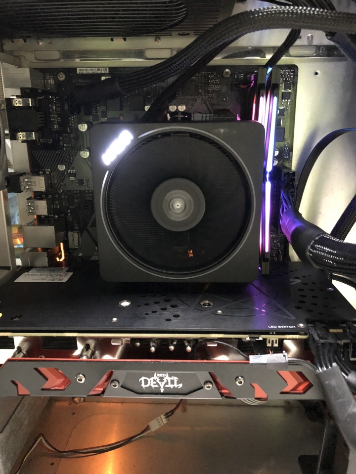AMD&INTEL雙平台測試Ryzen 7 2700 vs i7-8700~兩個都很好怎麼辦~好難抉擇啊