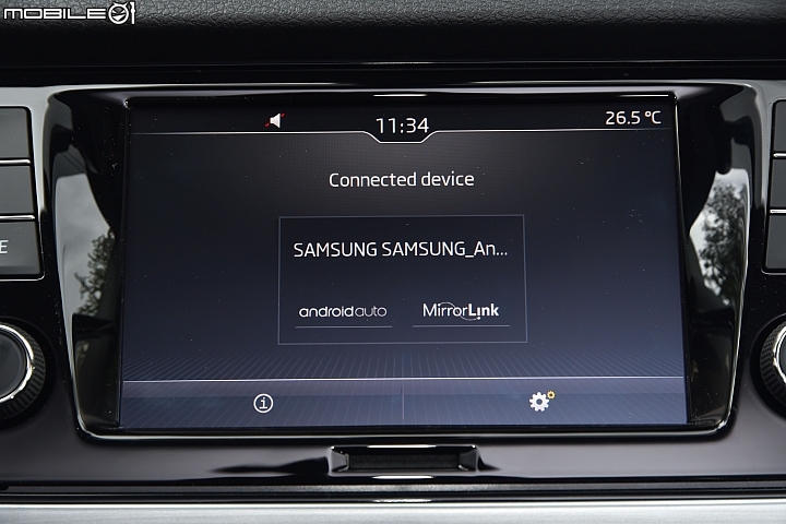 Skoda Fabia 1.0 TSI小改款,此螢幕同時支援Apple CarPlay、Android Auto與MirrorLink三種連結方式 Skoda Fabia 1.0 TSI小改款,此螢幕同時支援Apple CarPlay、Android Auto與MirrorLink三種連結方式