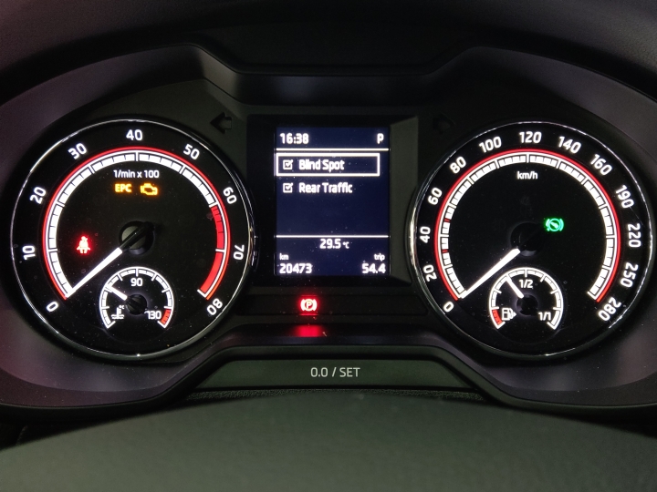Skoda octavia vrs 安全好本事 之 盲點偵測 跟倒車顯影篇
