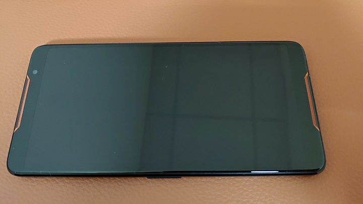 128GB版的ROG Phone 爽玩吃雞