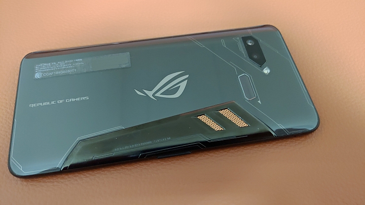 128GB版的ROG Phone 爽玩吃雞