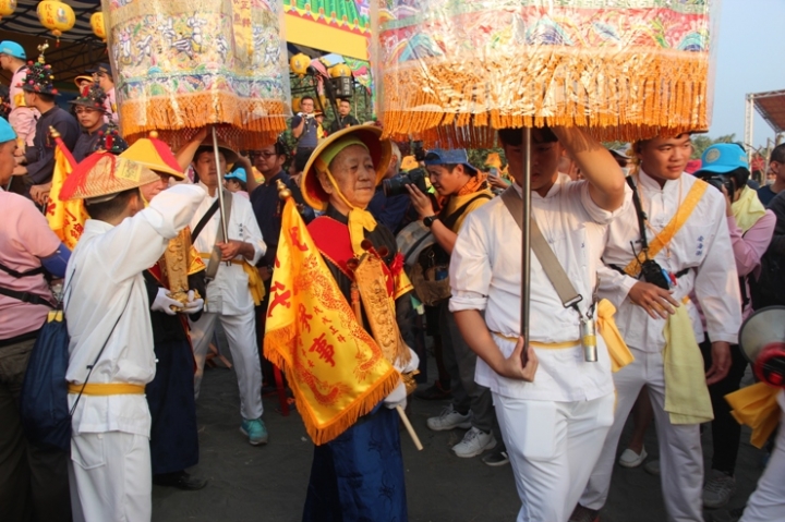 「一生中一定要參與一次的台灣傳統文化祭典」戊戌正科東港迎王騎記