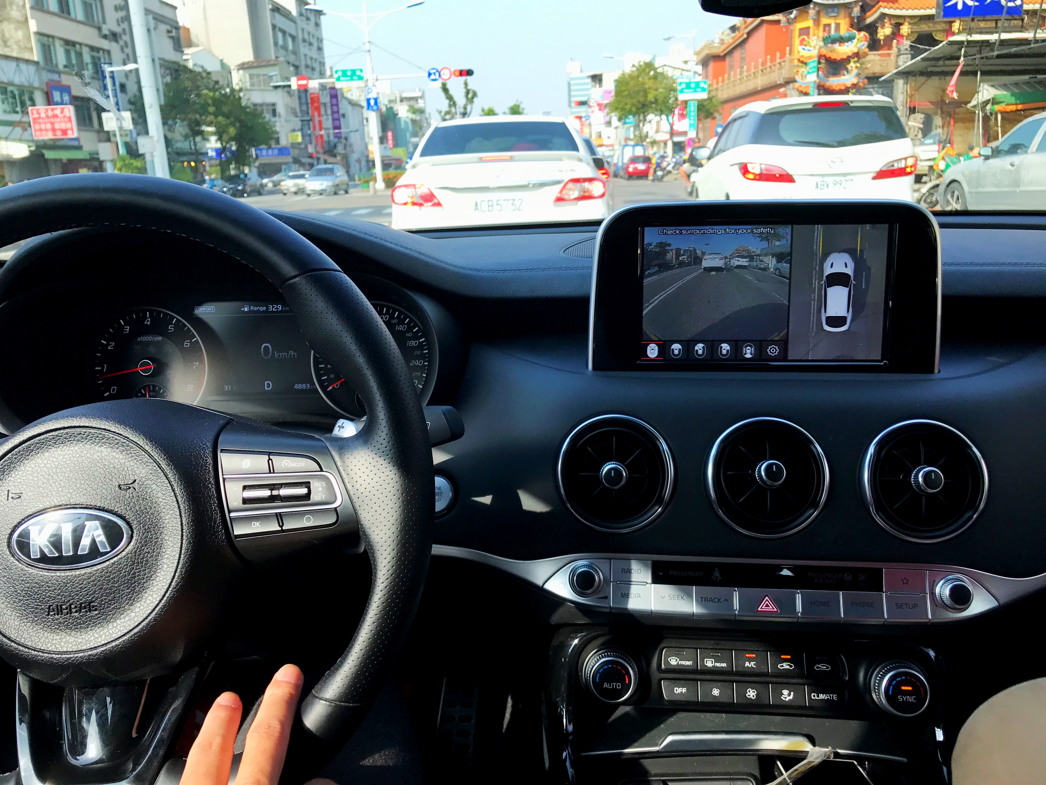 台南市區貼背首試,韓系轎跑Stinger 3.3