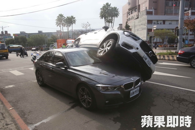 跟她拼了!車號9555撞9555洩曖昧情元配騎上老公載的女人
