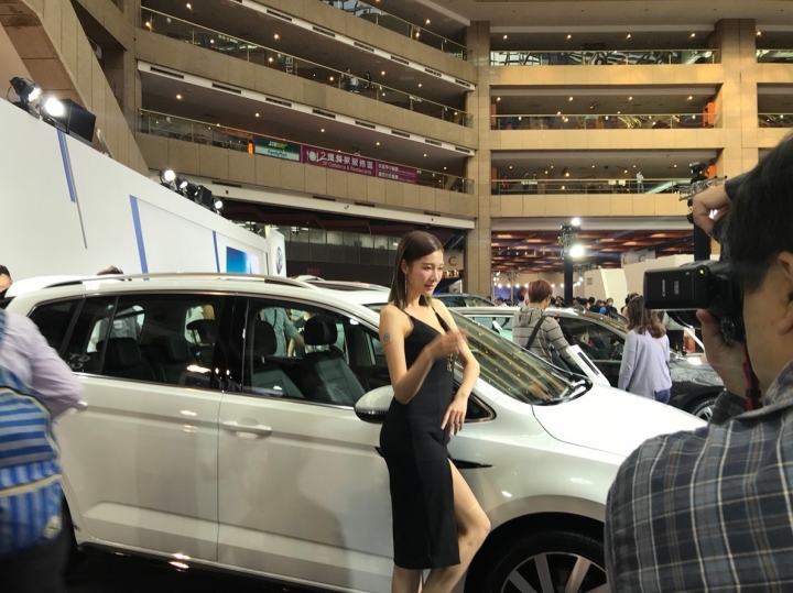 車展除了優惠多,妹也很多呢!(圖多)