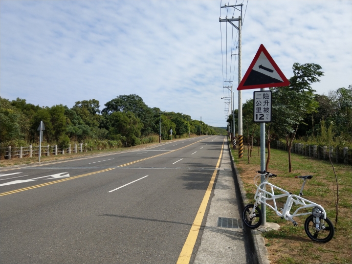 小折向前衝-從藍色公路上望高寮