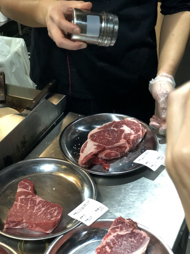 Totsuzen Steak現切現煎以克計價濕式熟成牛排 : 老饕吃巧首選, 打造客製化牛排!