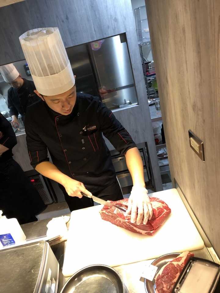 Totsuzen Steak現切現煎以克計價濕式熟成牛排 : 老饕吃巧首選, 打造客製化牛排!