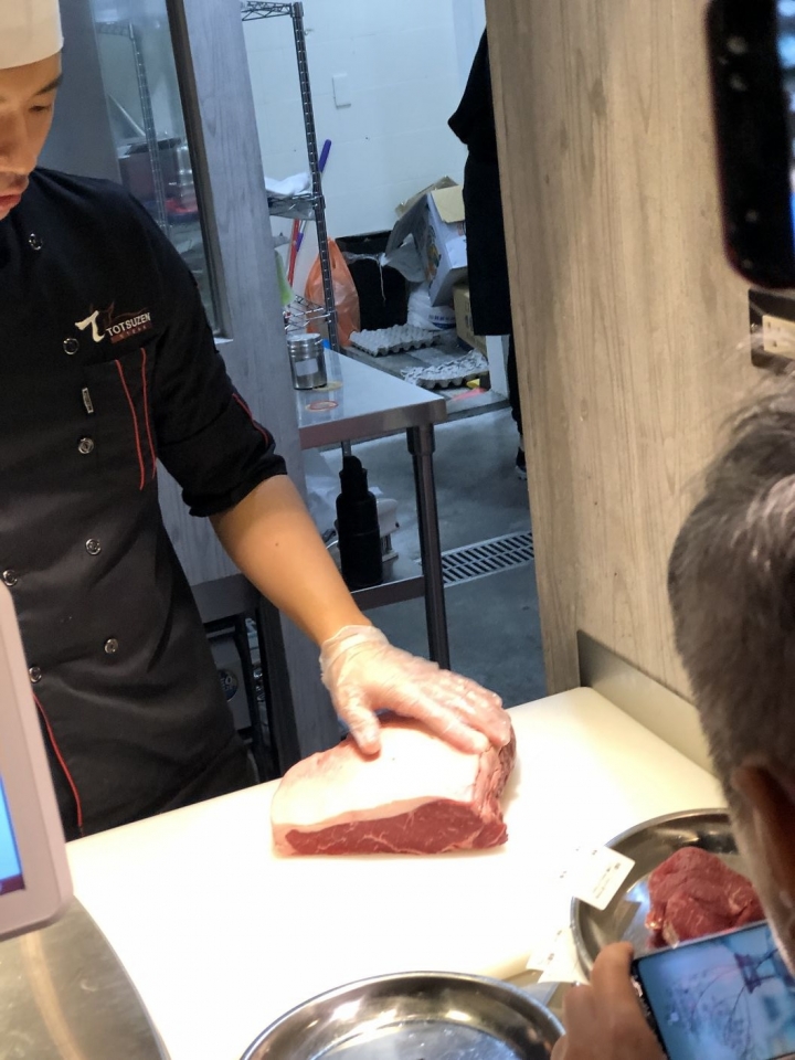 Totsuzen Steak現切現煎以克計價濕式熟成牛排 : 老饕吃巧首選, 打造客製化牛排!