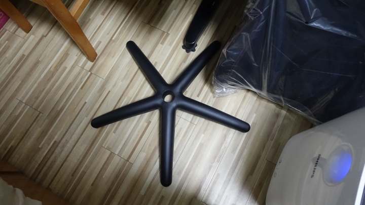 【開箱】火紅黑焰之椅!i-Rocks T02電競椅
