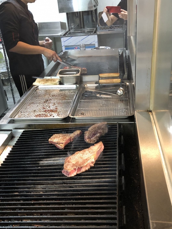 Totsuzen Steak現切現煎以克計價濕式熟成牛排 : 老饕吃巧首選, 打造客製化牛排!