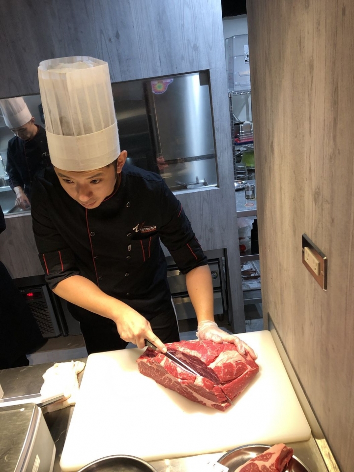 Totsuzen Steak現切現煎以克計價濕式熟成牛排 : 老饕吃巧首選, 打造客製化牛排!
