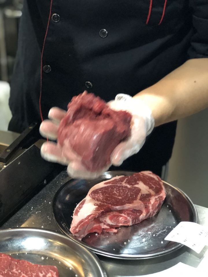 Totsuzen Steak現切現煎以克計價濕式熟成牛排 : 老饕吃巧首選, 打造客製化牛排!