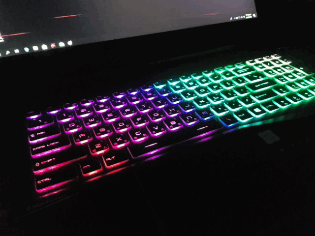 【小宅開箱】【閒聊】MSI GE75 8RE 引領潮流 全新視野 17吋窄邊框筆電 VS ROG Strix SCAR II ASUS GL704GM 無比精確