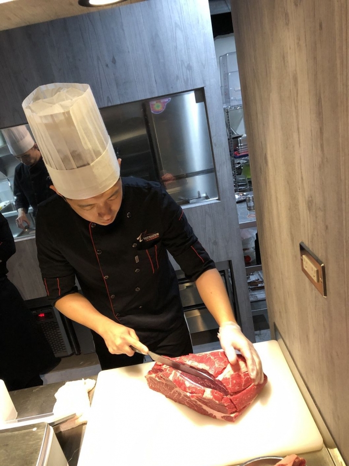 Totsuzen Steak現切現煎以克計價濕式熟成牛排 : 老饕吃巧首選, 打造客製化牛排!
