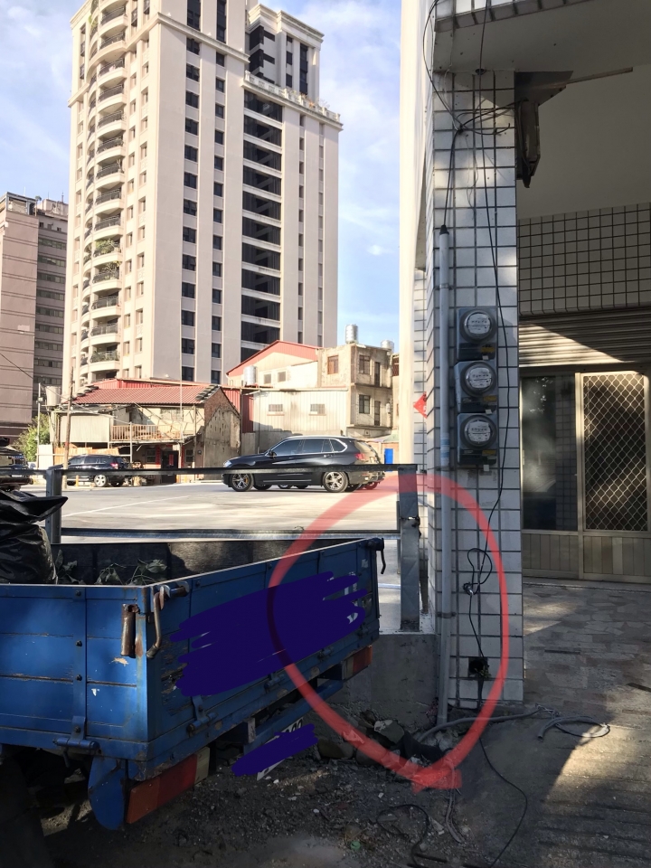 隔壁空地灌水泥蓋停車場,但水泥連著我家外牆