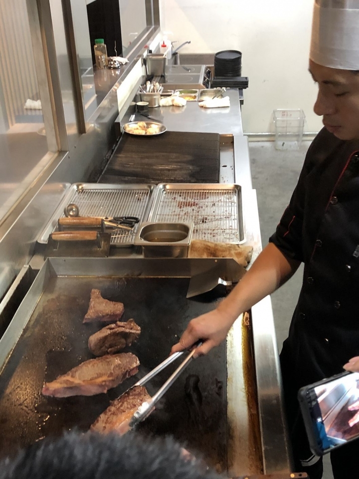 Totsuzen Steak現切現煎以克計價濕式熟成牛排 : 老饕吃巧首選, 打造客製化牛排!