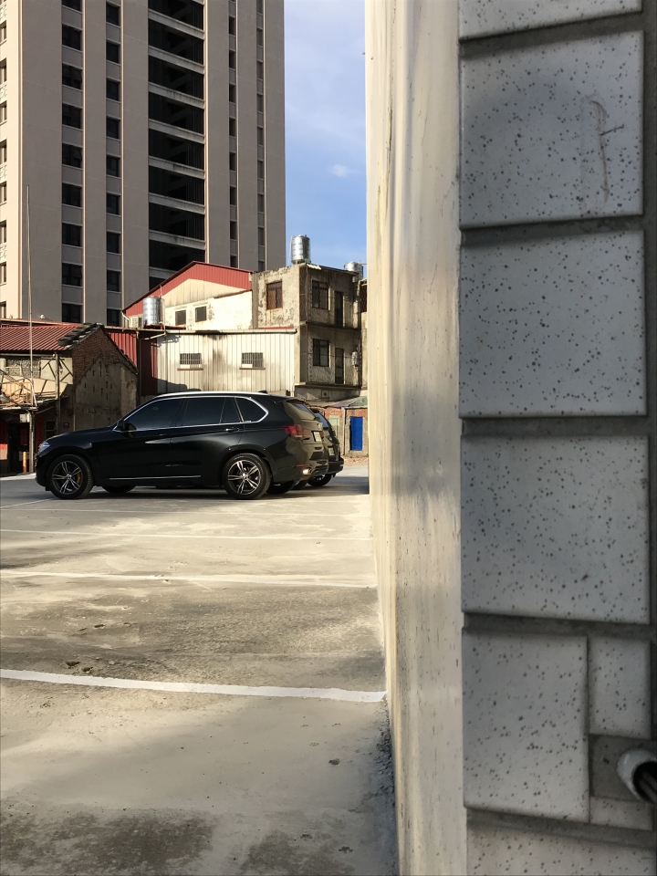 隔壁空地灌水泥蓋停車場,但水泥連著我家外牆