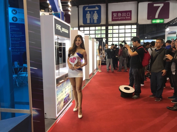 車展除了優惠多,妹也很多呢!(圖多)