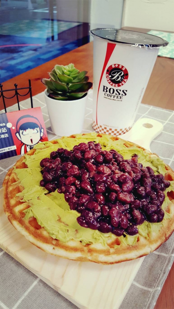 【基隆七堵美食】翻白眼鬆餅吧七堵店,高CP值美味料理分享