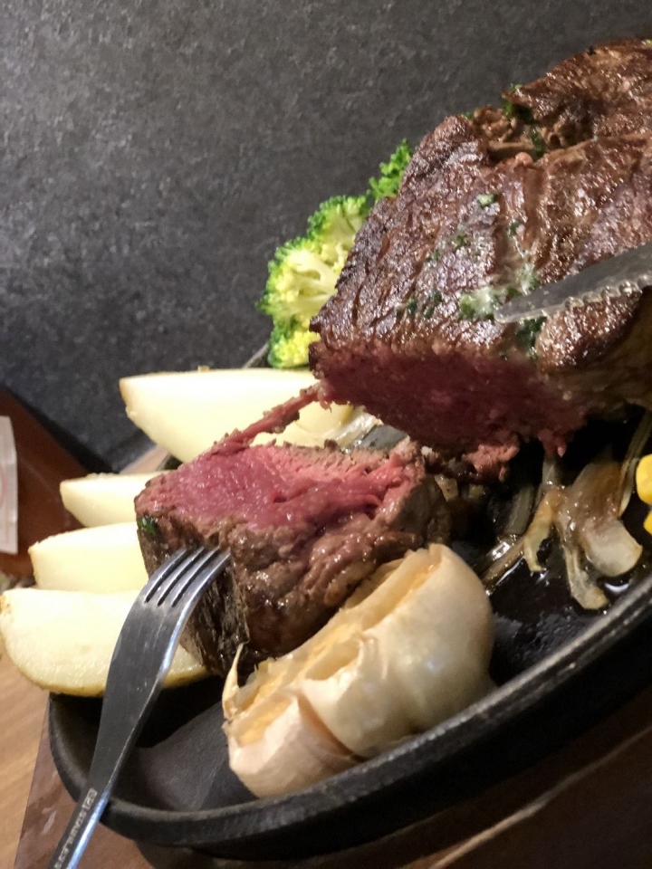 Totsuzen Steak現切現煎以克計價濕式熟成牛排 : 老饕吃巧首選, 打造客製化牛排!
