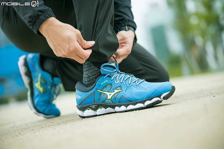 平穩流暢的絕佳組合 MIZUNO「WAVE SKY 2」 寬楦慢跑鞋實跑分享