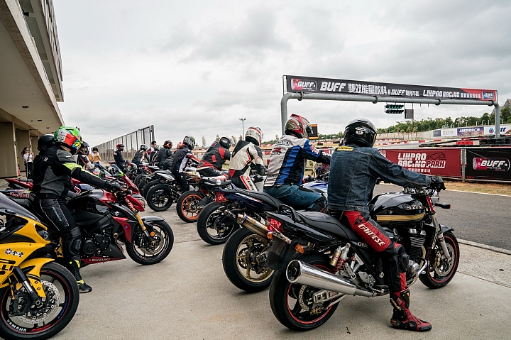 重車日誌051:終於走進仿賽之路,2011年ZX-10R
