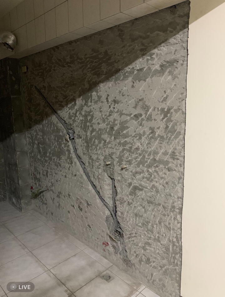 請問廚房冷熱水管移位問題