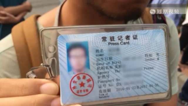 外國人與“家屬”天津二中院門口配合鬧事!前一秒還與外國人說笑,後一秒倒地供外媒拍照