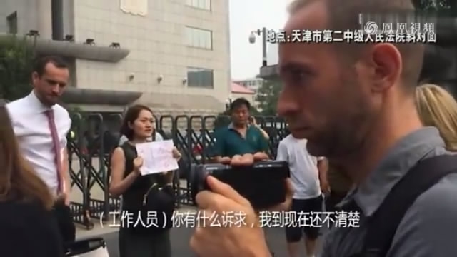外國人與“家屬”天津二中院門口配合鬧事!前一秒還與外國人說笑,後一秒倒地供外媒拍照