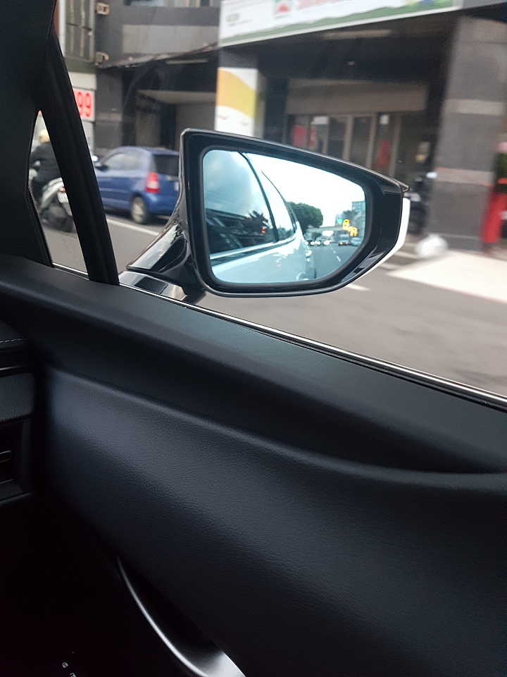 Lexus UX250h 跨越心理界線的小休旅(新手開箱分享)