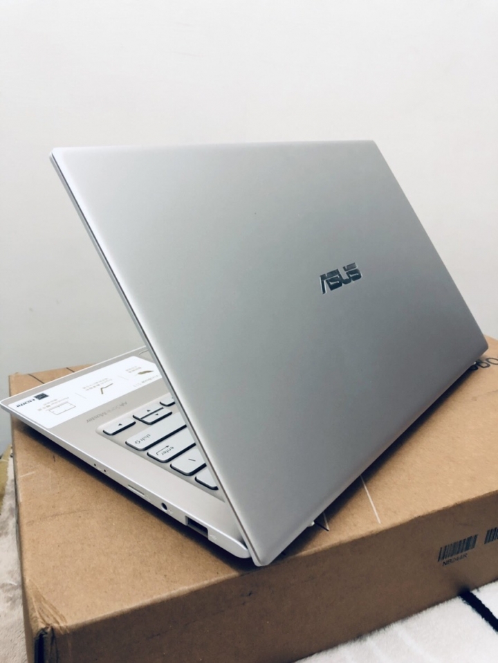 ASUS VivoBook S13 S330UN 能不文書的文書機簡單開箱