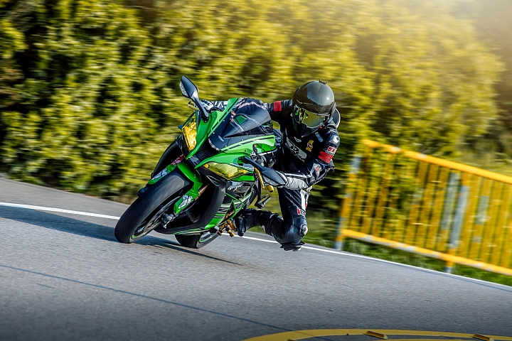 重車日誌051:終於走進仿賽之路,2011年ZX-10R