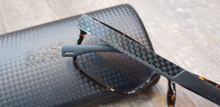 我的配鏡人生Part8~01首開箱 TOKAI LUTINA photochromic 葉黃素變色鏡片 + BOSS 0643 碳纖維x板材複合框