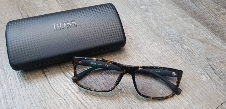 我的配鏡人生Part8~01首開箱 TOKAI LUTINA photochromic 葉黃素變色鏡片 + BOSS 0643 碳纖維x板材複合框