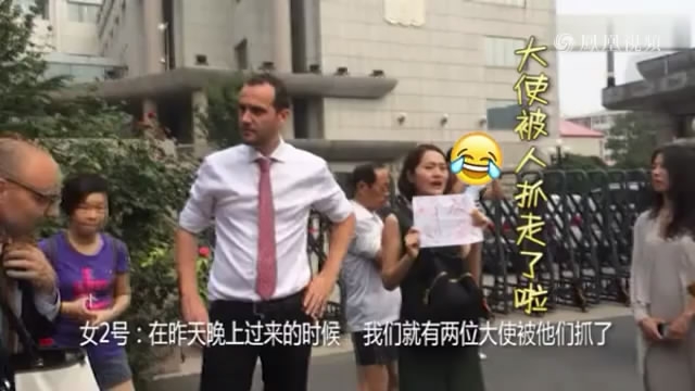 外國人與“家屬”天津二中院門口配合鬧事!前一秒還與外國人說笑,後一秒倒地供外媒拍照
