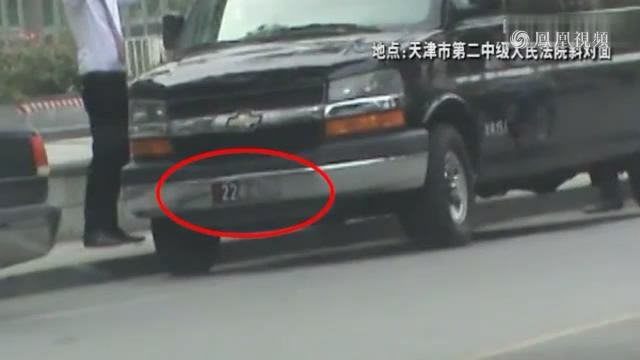外國人與“家屬”天津二中院門口配合鬧事!前一秒還與外國人說笑,後一秒倒地供外媒拍照