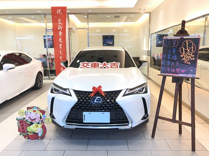 Lexus UX250h 跨越心理界線的小休旅(新手開箱分享)