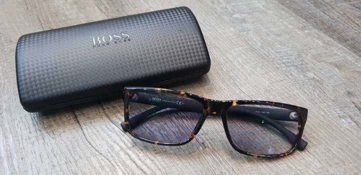 我的配鏡人生Part8~01首開箱 TOKAI LUTINA photochromic 葉黃素變色鏡片 + BOSS 0643 碳纖維x板材複合框