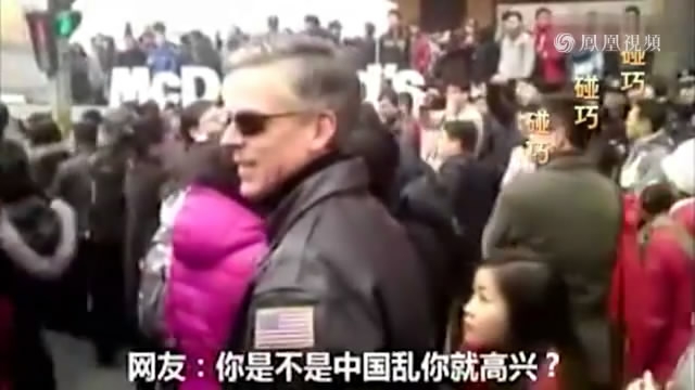 外國人與“家屬”天津二中院門口配合鬧事!前一秒還與外國人說笑,後一秒倒地供外媒拍照