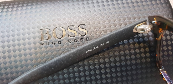 我的配鏡人生Part8~01首開箱 TOKAI LUTINA photochromic 葉黃素變色鏡片 + BOSS 0643 碳纖維x板材複合框
