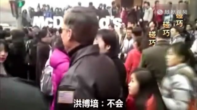 外國人與“家屬”天津二中院門口配合鬧事!前一秒還與外國人說笑,後一秒倒地供外媒拍照