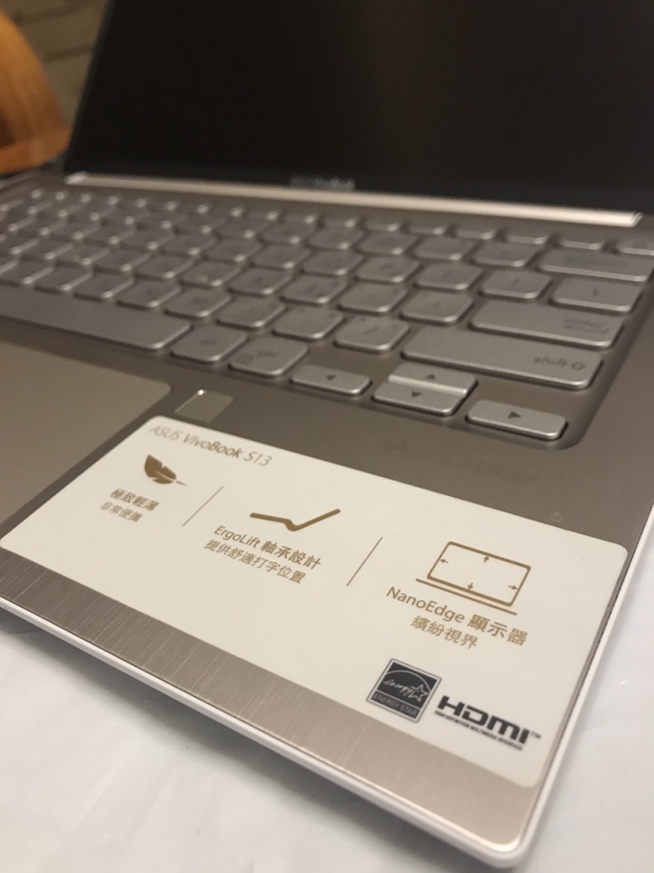 ASUS VivoBook S13 S330UN 能不文書的文書機簡單開箱