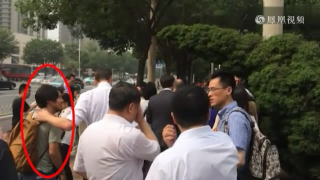 外國人與“家屬”天津二中院門口配合鬧事!前一秒還與外國人說笑,後一秒倒地供外媒拍照