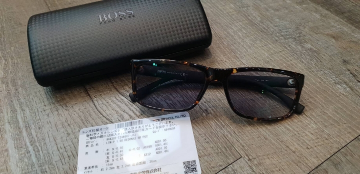 我的配鏡人生Part8~01首開箱 TOKAI LUTINA photochromic 葉黃素變色鏡片 + BOSS 0643 碳纖維x板材複合框