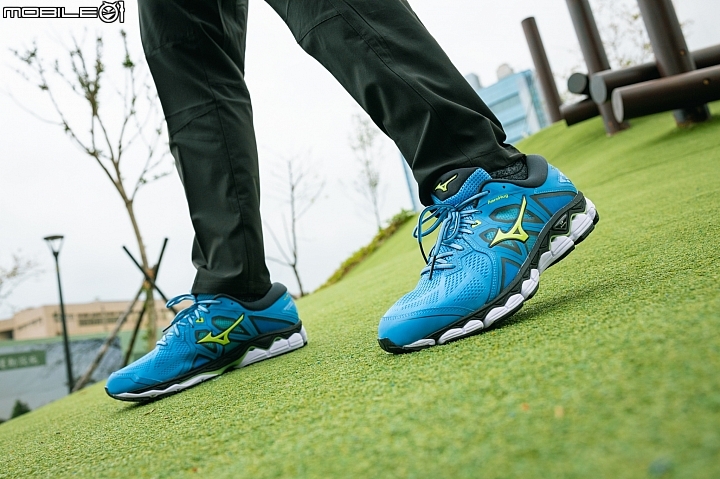 平穩流暢的絕佳組合 MIZUNO「WAVE SKY 2」 寬楦慢跑鞋實跑分享